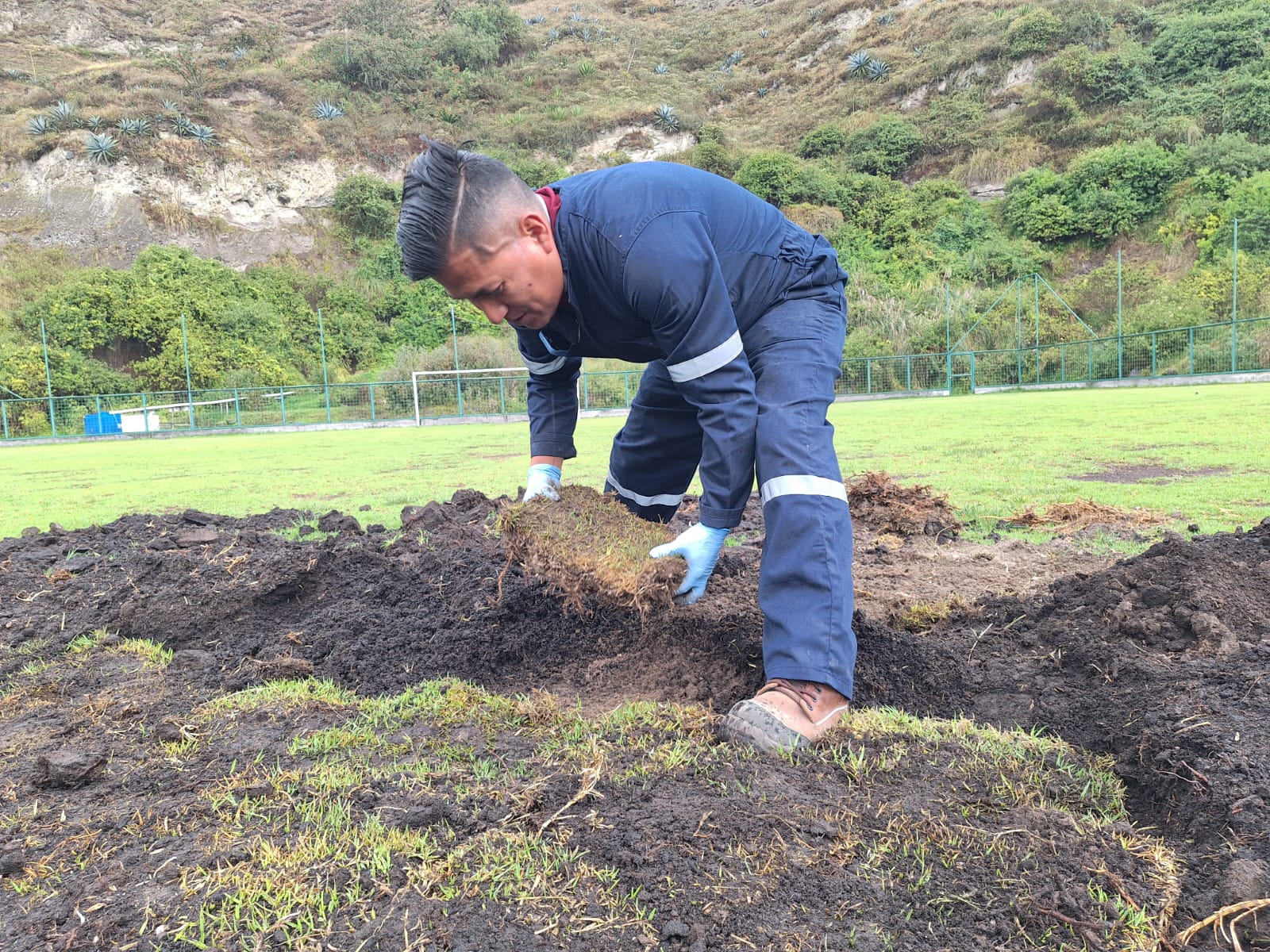 GAD PARROQUIAL DE PICAIHUA INICIA TRABAJOS DE MANTENIMIENTO EN EL ESTADIO DE RUMICHACA